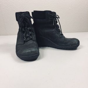 Keen Akita wedge lace up boot.